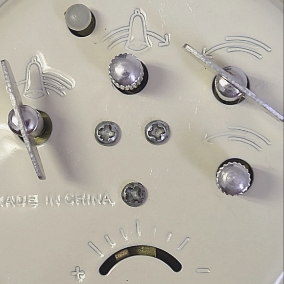 Vintage Old Windup Clock - Picture 4 of 4